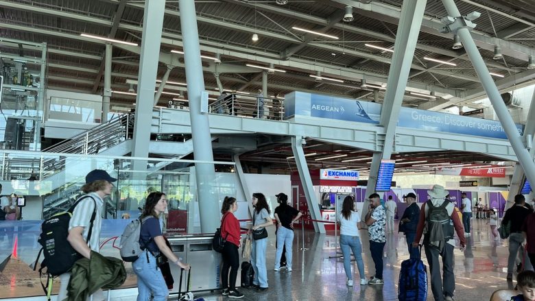 Aeroporti i Tiranës me biletat më të lira në botë  rritet konkurrenca Aeroporti i Tiranës me biletat më të lira në botë  rritet konkurrenca