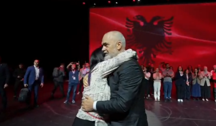 Mbyllet takimi i Ramës në Athinē  Kryeministri përqafim të ngrohtë me bashkëshorten