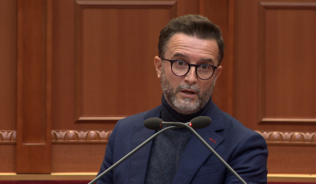 erion-brace-mos-u-merrni-vetem-me-deputetet-ujku-atje-te-than-hetoni-pasurine-e-drejtoreve-te-tatimeve-dhe-te-doganave