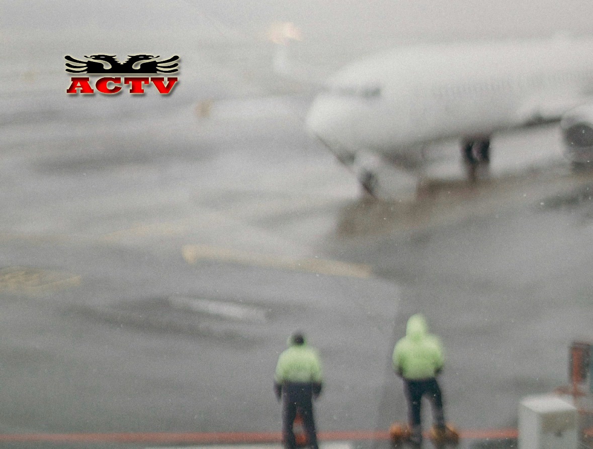 kaos-ne-aeroportin-e-detroit-it-runway-te-bllokuara-nga-bora-ndalime-fluturimesh-dhe-vonesa-per-udhetaret