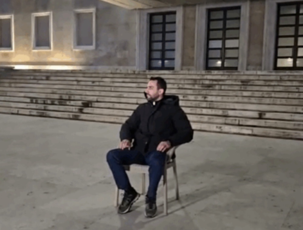 Protesta individuale e Adriatik Lapaj — Sensibilizim për qytetarët