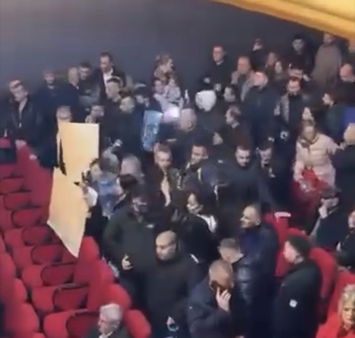 proteste-ne-vlore-pas-gati-kater-ditesh-pa-uje-qytetaret-nderpresin-aktivitetin-e-bashkise-ne-teatrin-petro-marko