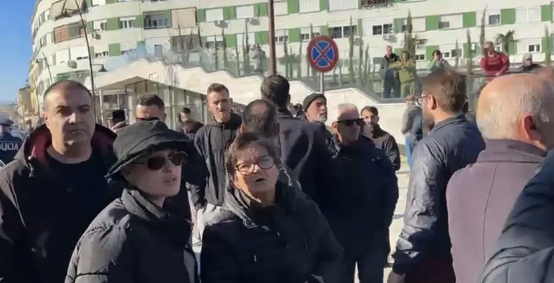  Duam ujë     Revolta në Vlorë pas 5 ditësh pa furnizim me ujë të pijshëm