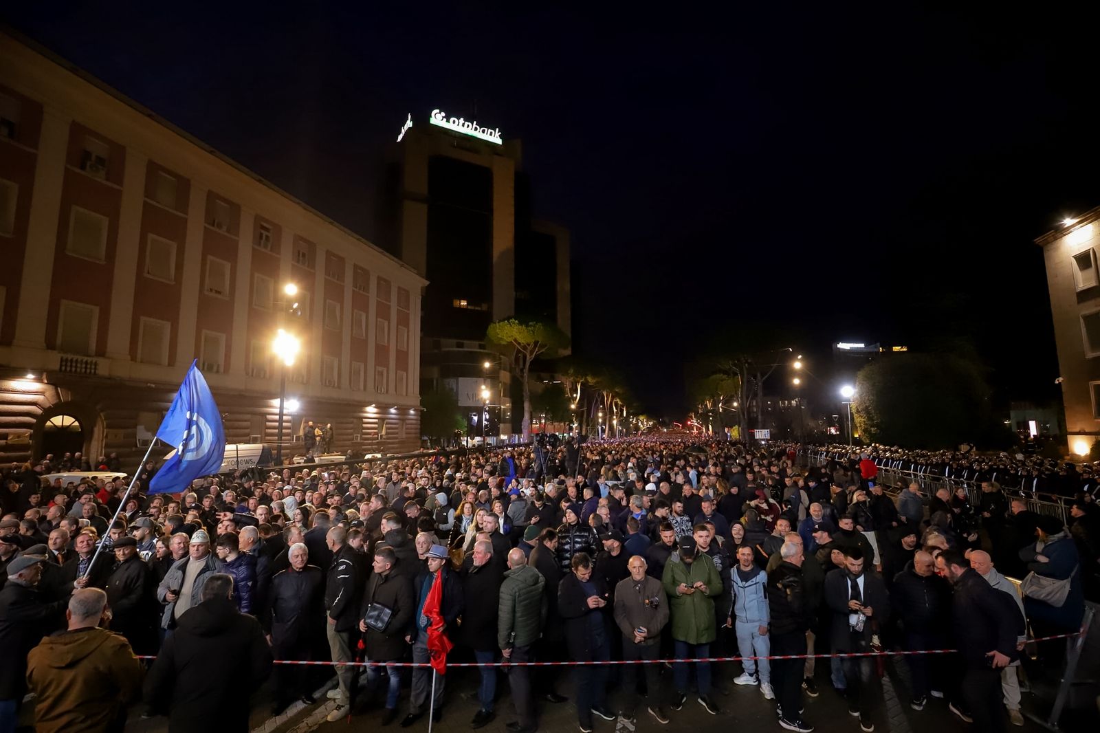 Opozita në shesh  pamjet e protestës para Kryeministrisë