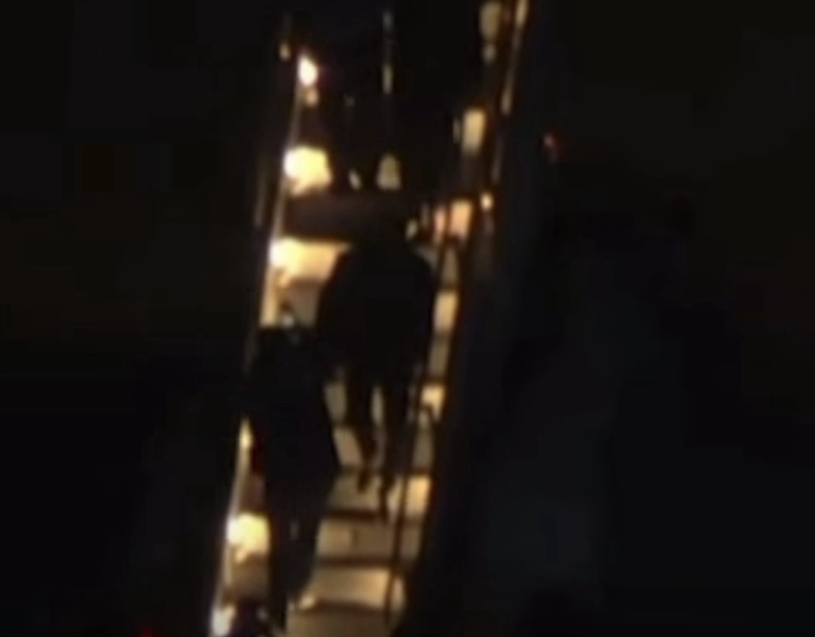 Presidenti venezuelian Nicolás Maduro arrestohet gjatë një ndërhyrjeje amerikane dhe transportohet në SHBA