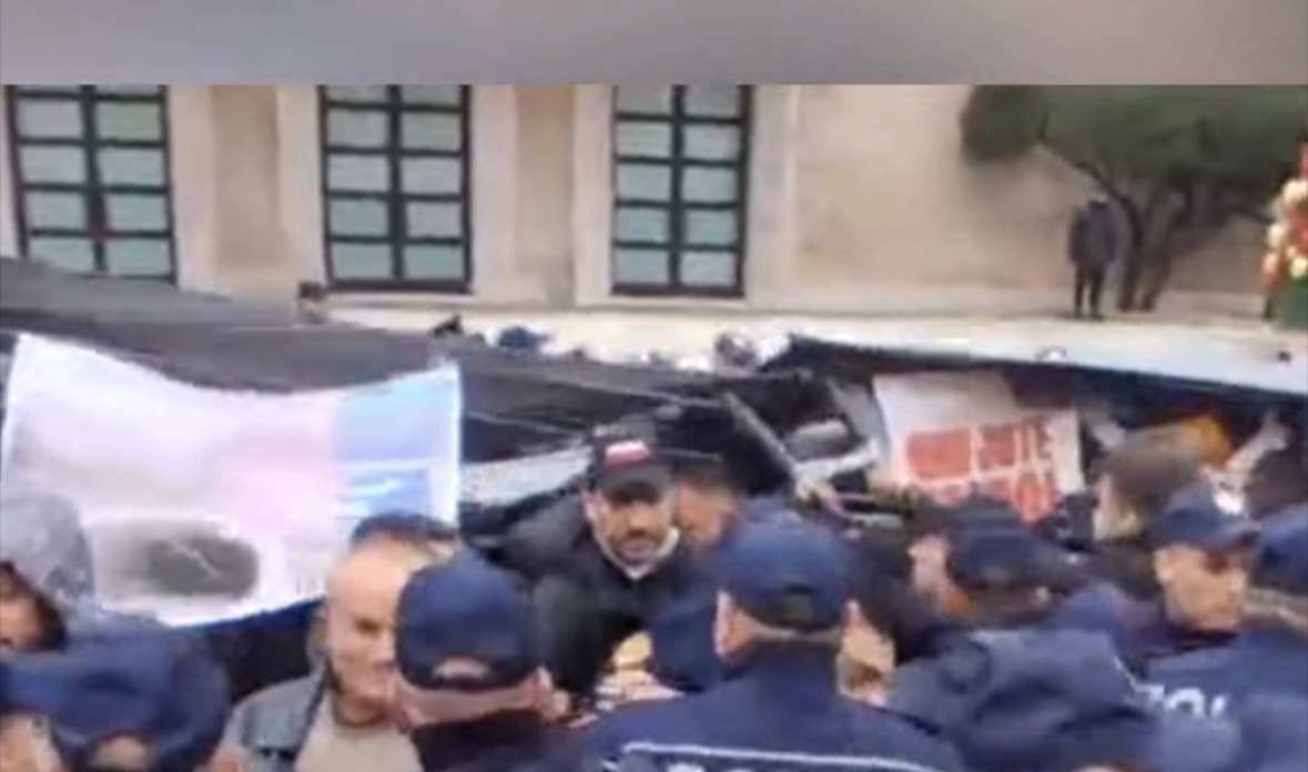 Përplasje mes protestuesve dhe policisë te Kryeministria — hiqen çadrat e ngritura nga mbështetësit e Adriatik Lapajt