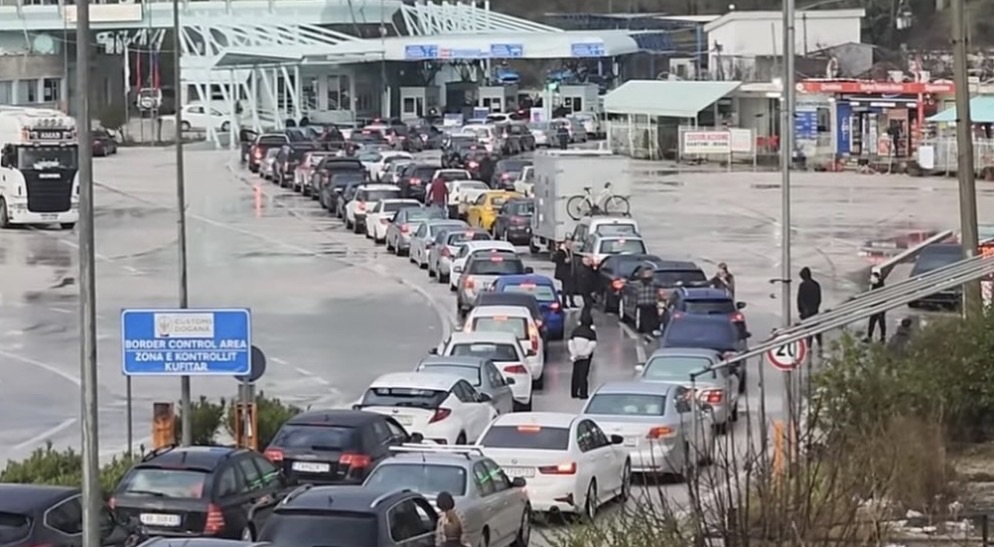 radhe-te-gjata-ne-kufi-—-kthimi-i-shqiptareve-drejt-greqise-shnderrohet-ne-makth