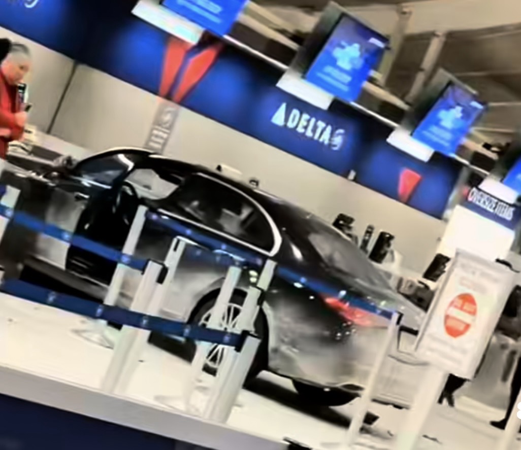 Makina përplaset me terminalin McNamara në Aeroportin e Detroitit  shoferi arrestohet