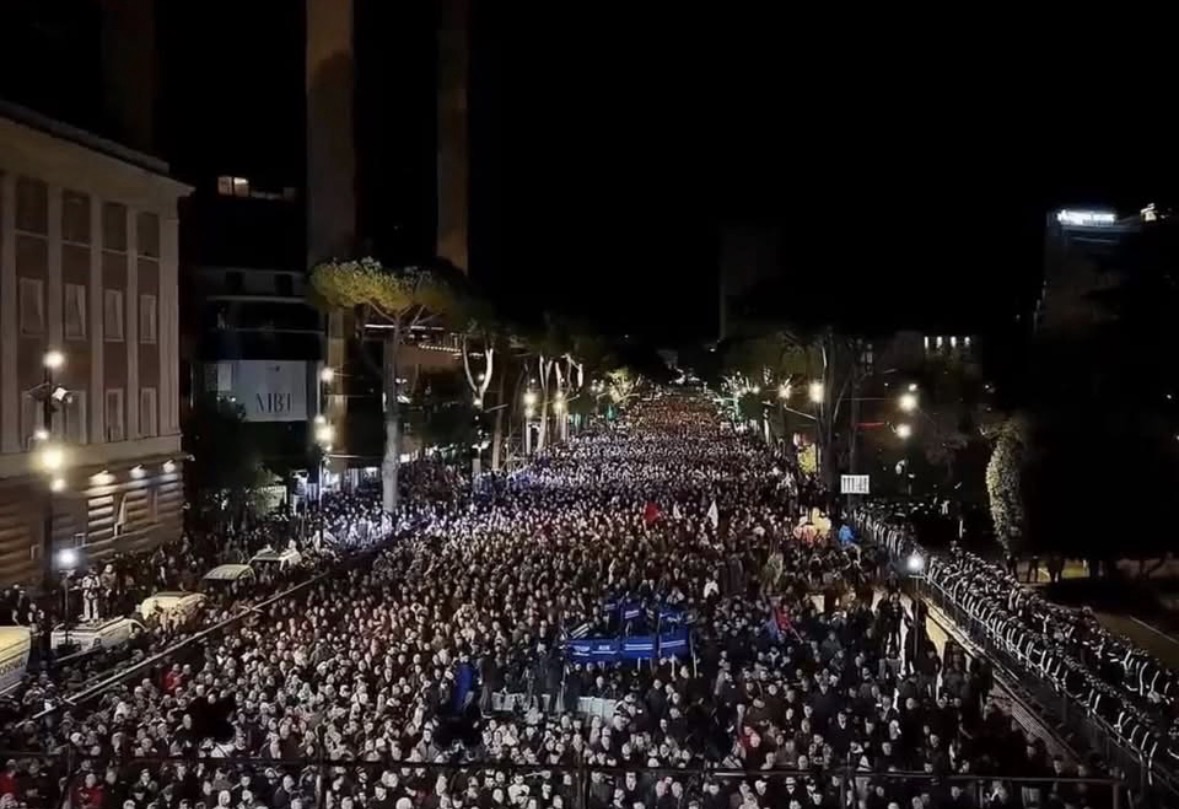 Protesta e fuqishme e opozitës në Tiranë  Zëri i qytetarëve për ndryshim