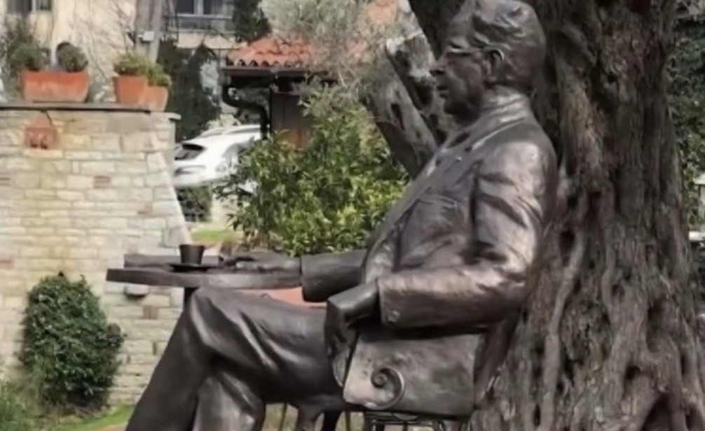 Ismail Kadare  gjeniu i letrave shqipe  përjetësohet në bronz në Tiranë