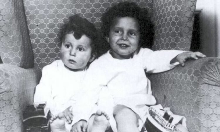 Historia e  jetimëve të Titanikut   Ia rrëmbeu ish gruas dy djemtë dhe hipi në anijen fatkeqe   Lamtumira  e babait dhe letra që zbuloi të vërtetën