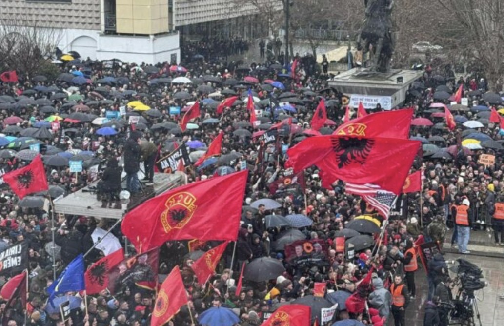 Qytetarë nga mbarë vendi dhe diaspora mblidhen në Sheshin  Skënderbeu  për marshin  Drejtësi  jo politikë 