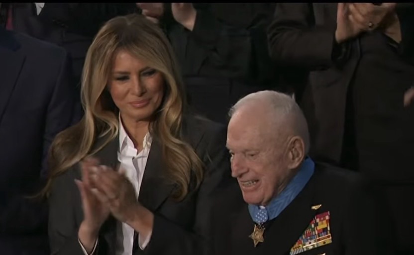 🇺🇸 Moment historik në  State of the Union   Melania Trump i dorëzon Medaljen e Nderit pilotit 100 vjeçar të Luftës së Dytë Botërore
