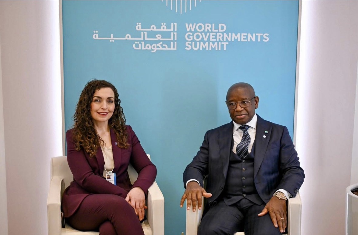 Vjosa Osmani takohet me Presidentin e Sierra Leones në Emiratet e Bashkuara Arabe  nxit bashkëpunimin ndërkombëtar