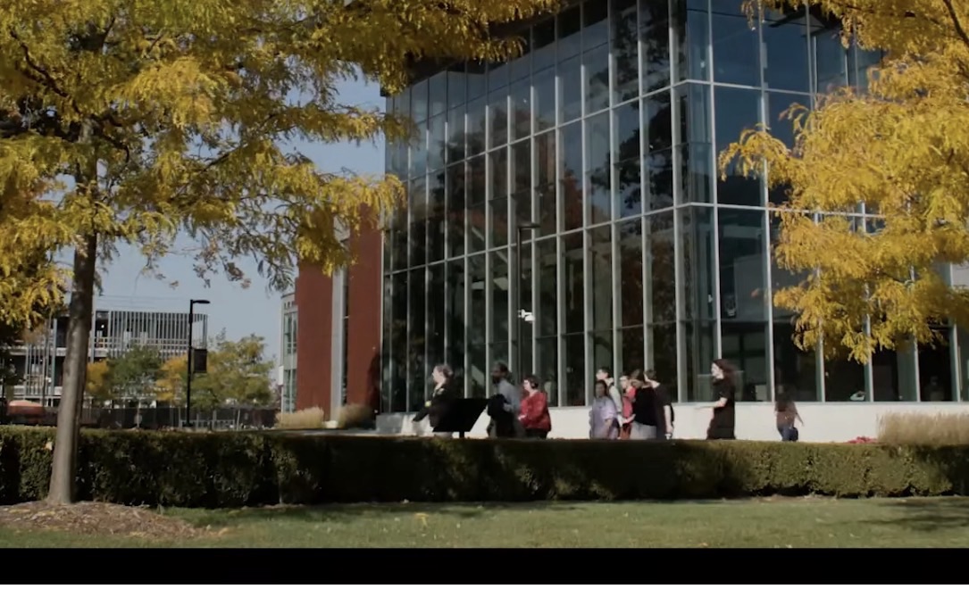 Oakland University në izolim të plotë   kërkohen dy të dyshuar pas një sulmi me thikë në kampus