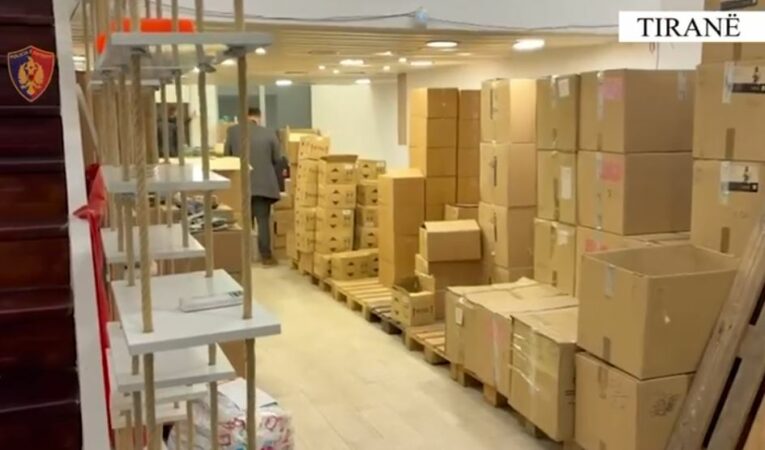 Kremra dhe çajra të skaduara  Sekuestrohen mbi 10 mijë suplemente ushqimore dhe bimore në Tiranë  shpallet në kërkim administratori