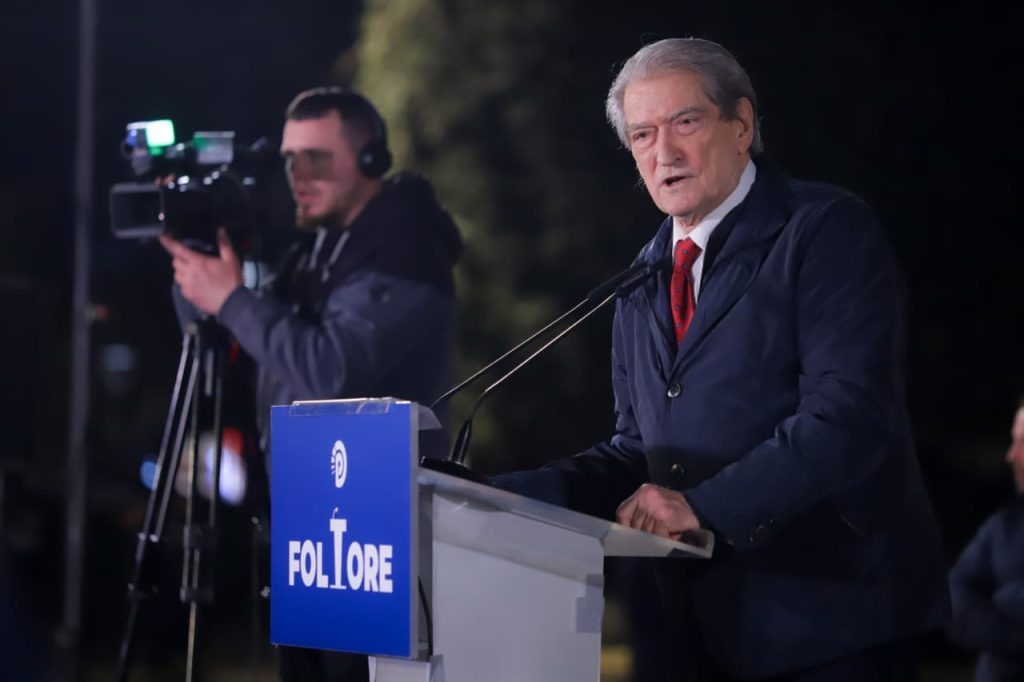 Berisha zbulon orën e protestës së radhës  Në 10 00 të gjithë shqiptarët para Parlamentit 