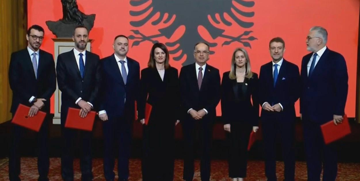Ndryshimet në qeveri  betohen 7 ministrat e rinj