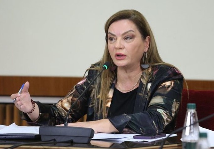  0900  këtë numër kam për ty   Albana Vokshi reagon pas deklaratës së Ballës në Kuvend