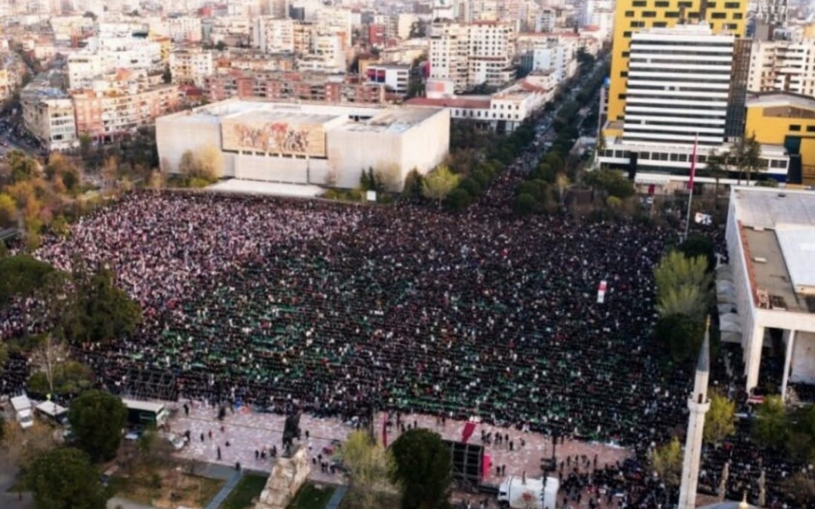 Mijëra besimtarë falin namazin e Fitër Bajramit në sheshin  Skënderbej 