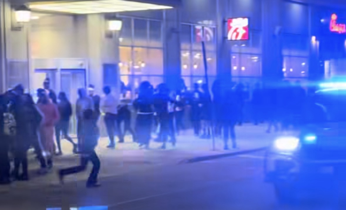 Kaos në Detroit  Qindra adoleshentë mblidhen në qendër të qytetit si pjesë e fenomenit  teen takeover 