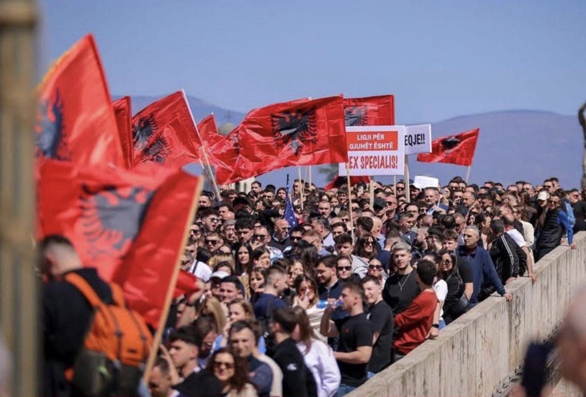 Në përkrahje të studentëve dhe gjuhës shqipe — Mesazh i fuqishëm nga Vjosa Osmani