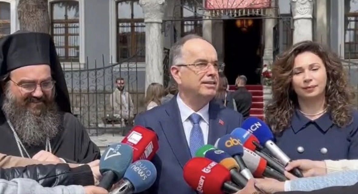 Presidenti Bajram Begaj uron besimtarët ortodoksë nga Korça   Të jemi më solidarë dhe më të mirë me njëri tjetrin 