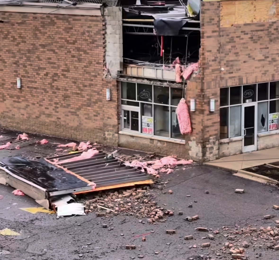 Dy tornado godasin Michiganin Juglindor   Njoftimi zyrtar nga Shërbimi Kombëtar i Motit