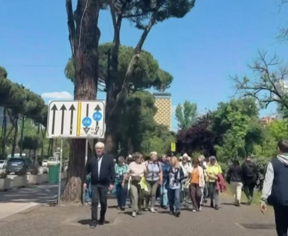 Mes  vrundujve  të turistëve dhe realitetit të largimeve  dy pamje të Shqipërisë së sotme