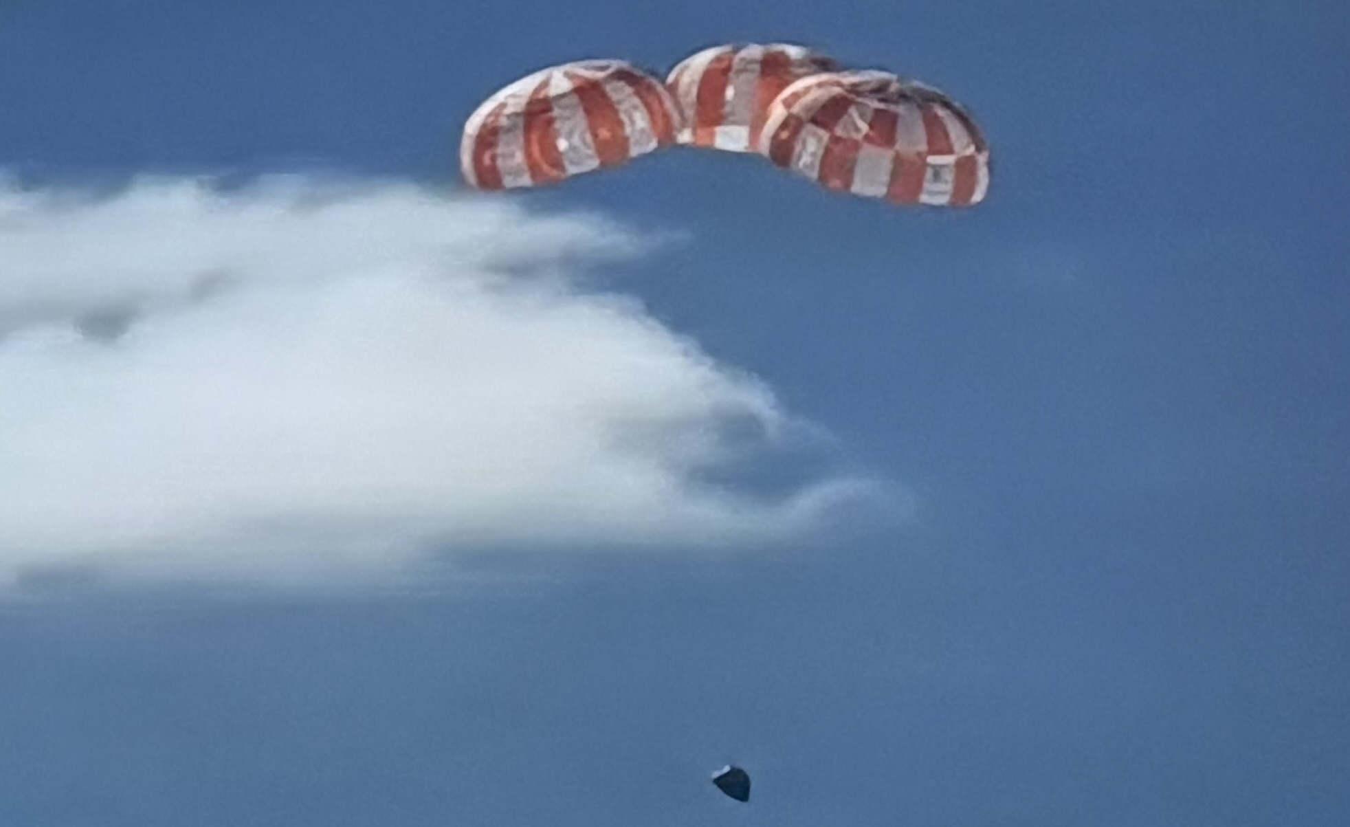 Artemis II përfundon me sukses  Ekuipazhi ulet në Oqeanin Paqësor