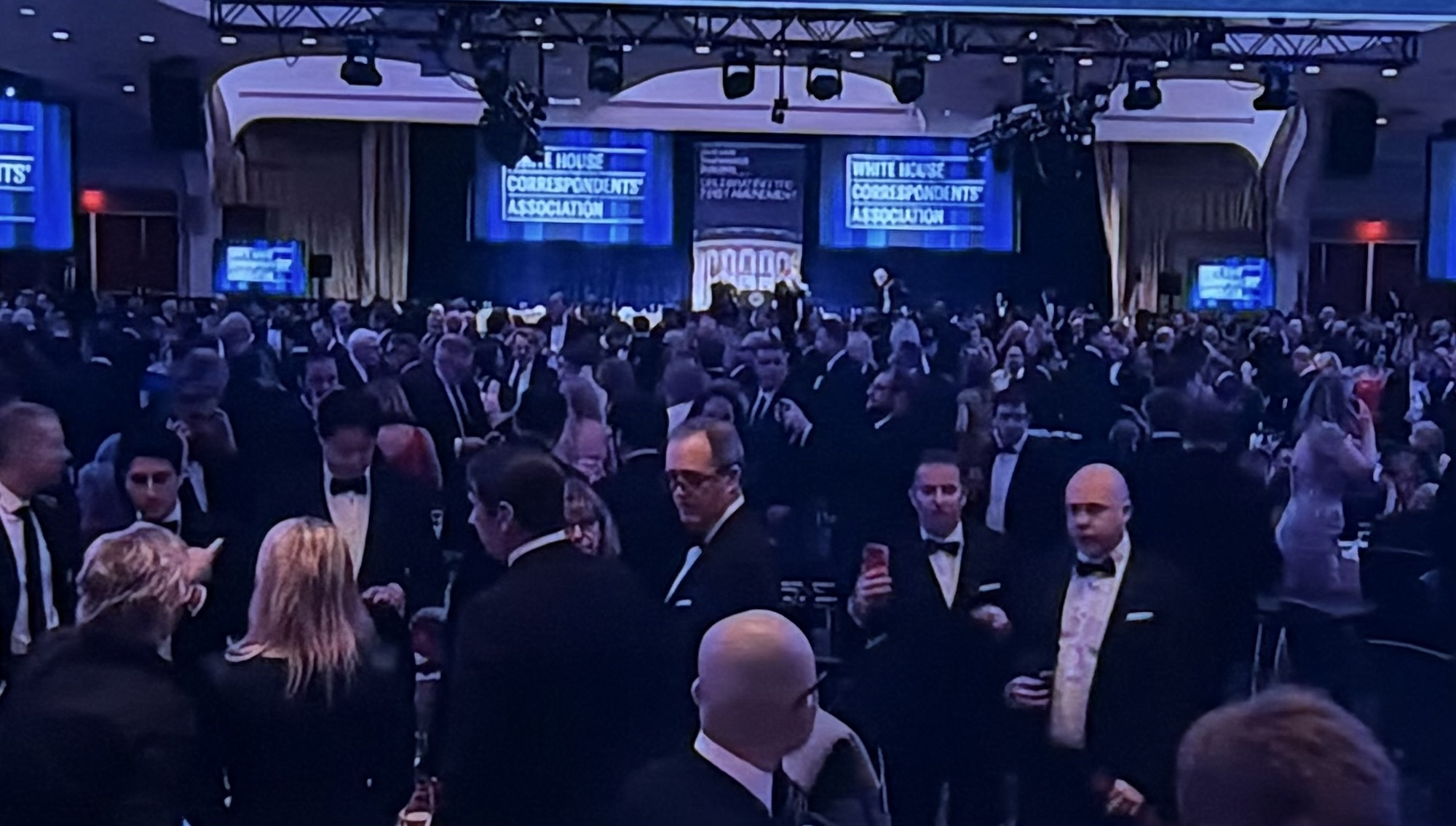 Zhurma të forta në darkën e gazetarëve  President Trump dhe Zonja e Pare u larguan me urgjence