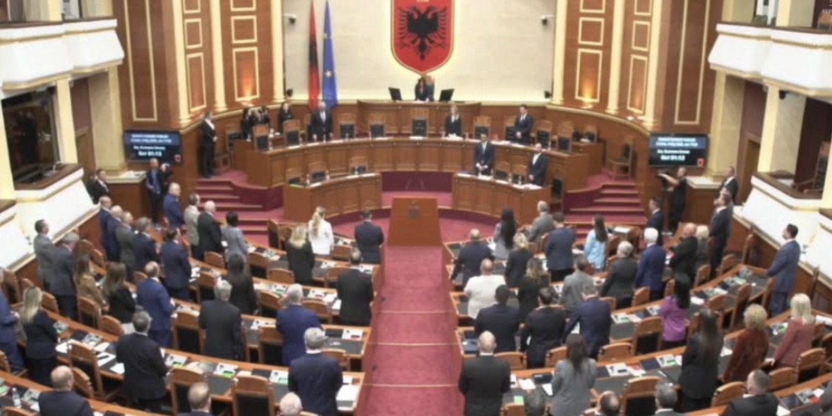 kuvendi-i-shqiperise-nis-seancen-me-nje-minute-heshtje-per-dy-femijet-qe-humben-jeten-ne-aksidentin-tragjik-ne-durres
