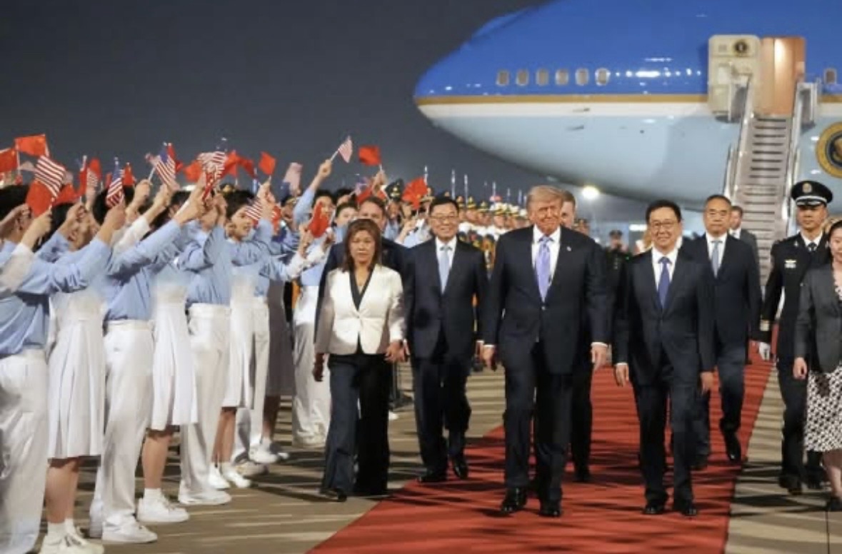 Donald Trump pritet me ceremoni madhështore në Pekin para takimit me Xi Jinping