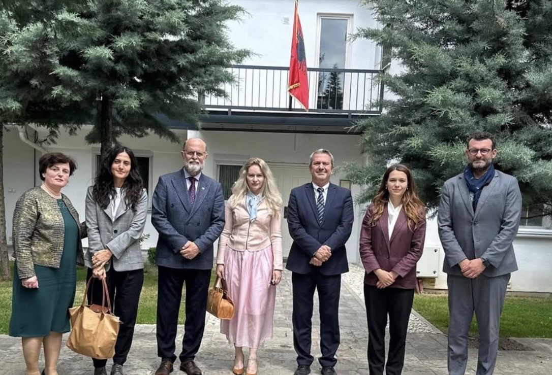 Ambasadori Petrit Malaj takon profesionistët shqiptarë që kontribuojnë në organizatat ndërkombëtare në Kosovë