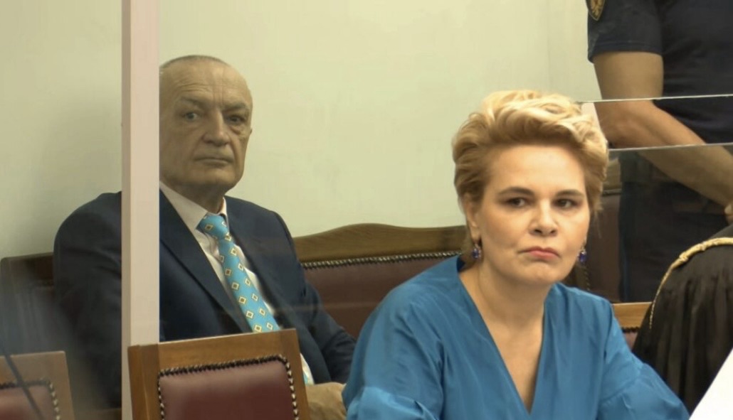 Nis seanca gjyqësore ndaj Ilir Metës dhe Monika Kryemadhit  debat për kafazin e xhamit në sallën e gjyqit