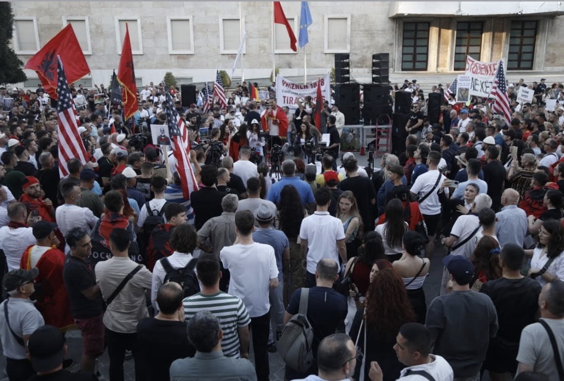 Protesta e 14 të në Tiranë  qytetarë në shesh duke kërkuar ndryshim politik