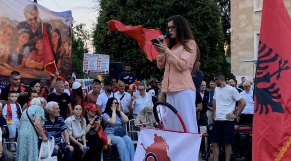 Protesta hyn në ditën e 27 të  pjesëmarrësit përsërisin kërkesat  Dorëheqja e qeverisë dhe qeveri teknike tranzitore