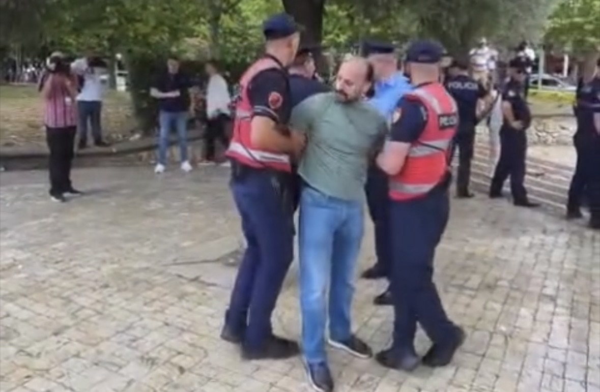 Tensione para Kuvendit  policia shoqëron disa protestues mes tyre dhe Dritan Goxhaj