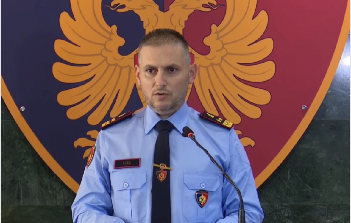 ne-vend-qe-te-degjoje-qytetaret-policia-e-shtetit-po-heton-review-t-e-tyre-kur-kritika-trajtohet-si-kercenim-demokracia-fillon-te-zevendesohet-nga-frika