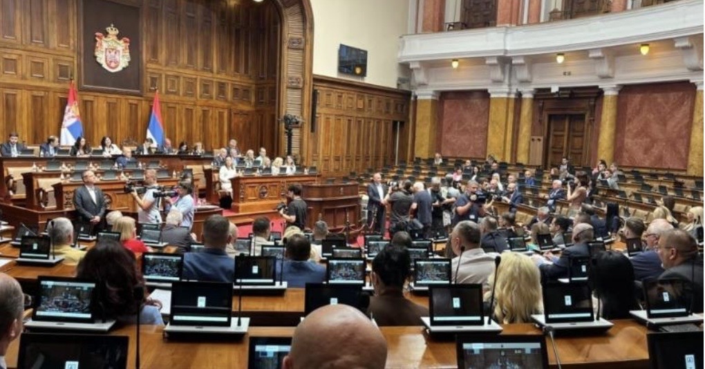 53 deputetë opozitarë në Serbi kërkojnë shkarkimin e ministres Snezhana Paunoviç pas deklaratave për Kosovën