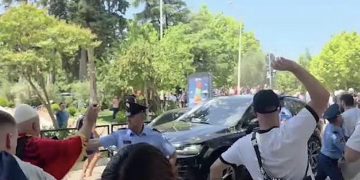 Tensione pas seancës plenare  protestuesit godasin me vezë automjetin e Taulant Ballës