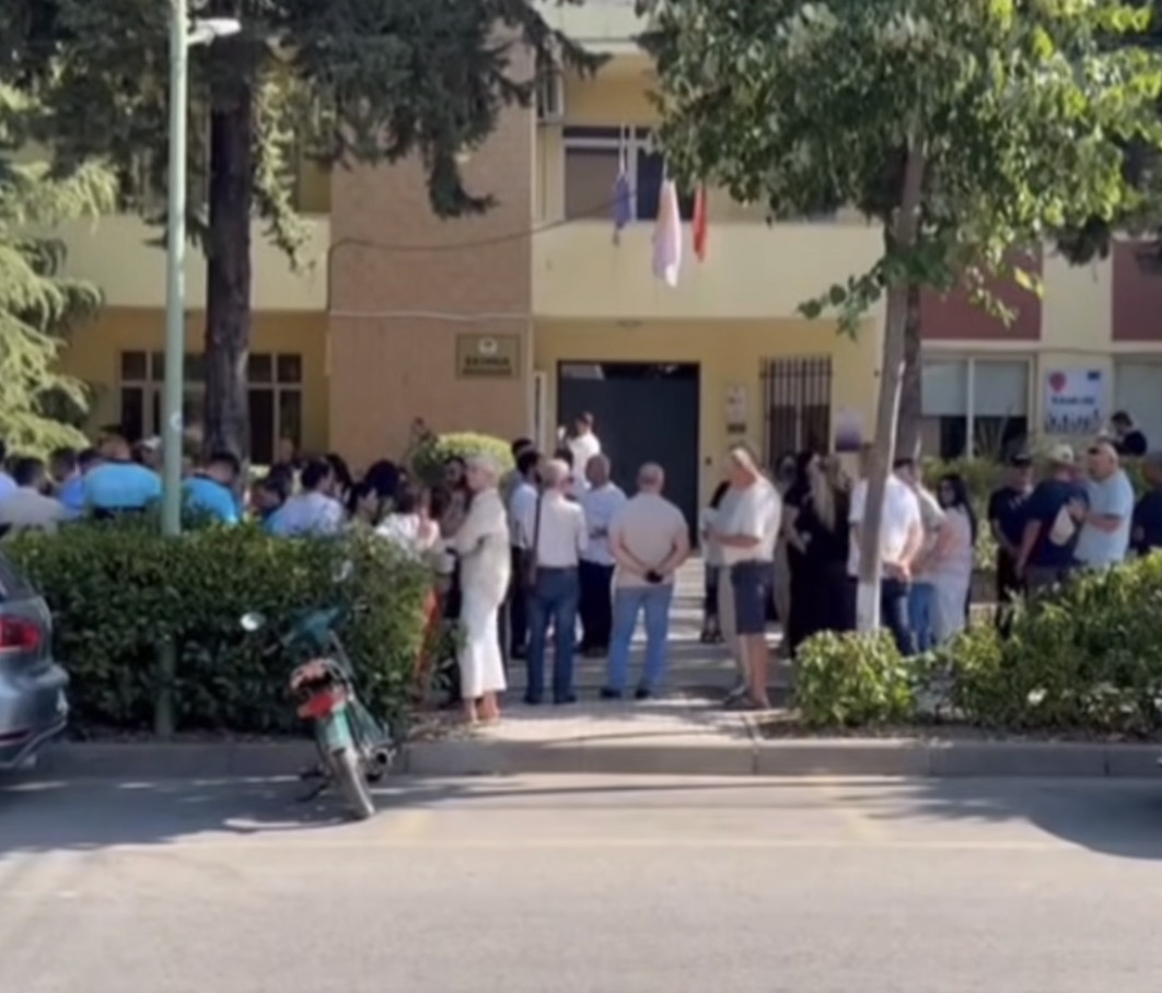 Rrogozhina ngrihet kundër shkrirjes me Kavajën  punonjësit e Bashkisë bojkotojnë punën   Mos na hiqni identitetin 