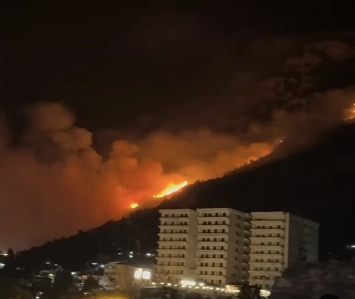 Kruja rrethohet nga flakët  orë kritike për qytetin  Zjarri kërcënon banesat  evakuohen banorë dhe pacientë