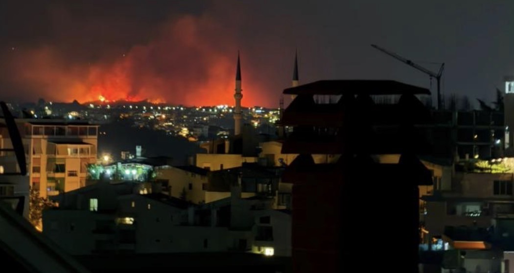Zjarri masiv pranë Lundrës  flakët duken edhe nga Tirana