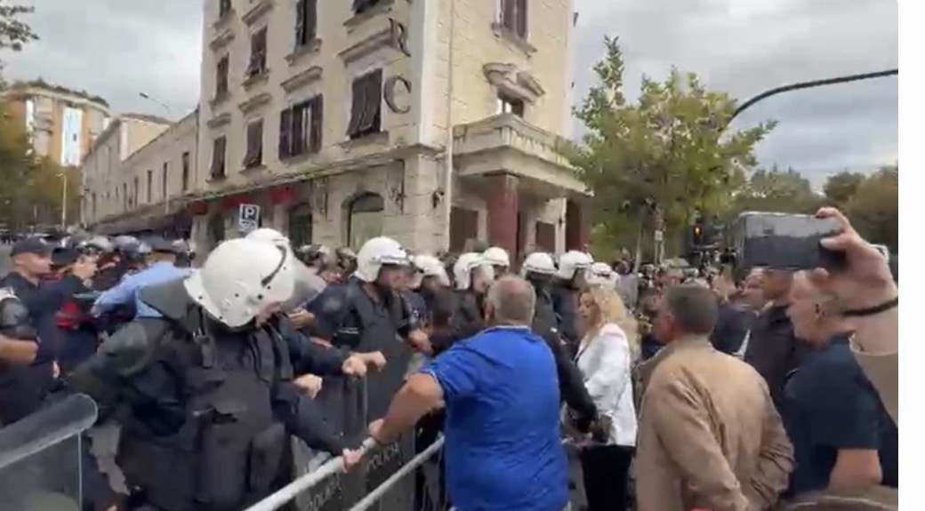 Përplasjet para Kuvendit gjatë protestës kundër Reformës Territoriale  8 protestues të shoqëruar ne komisariat