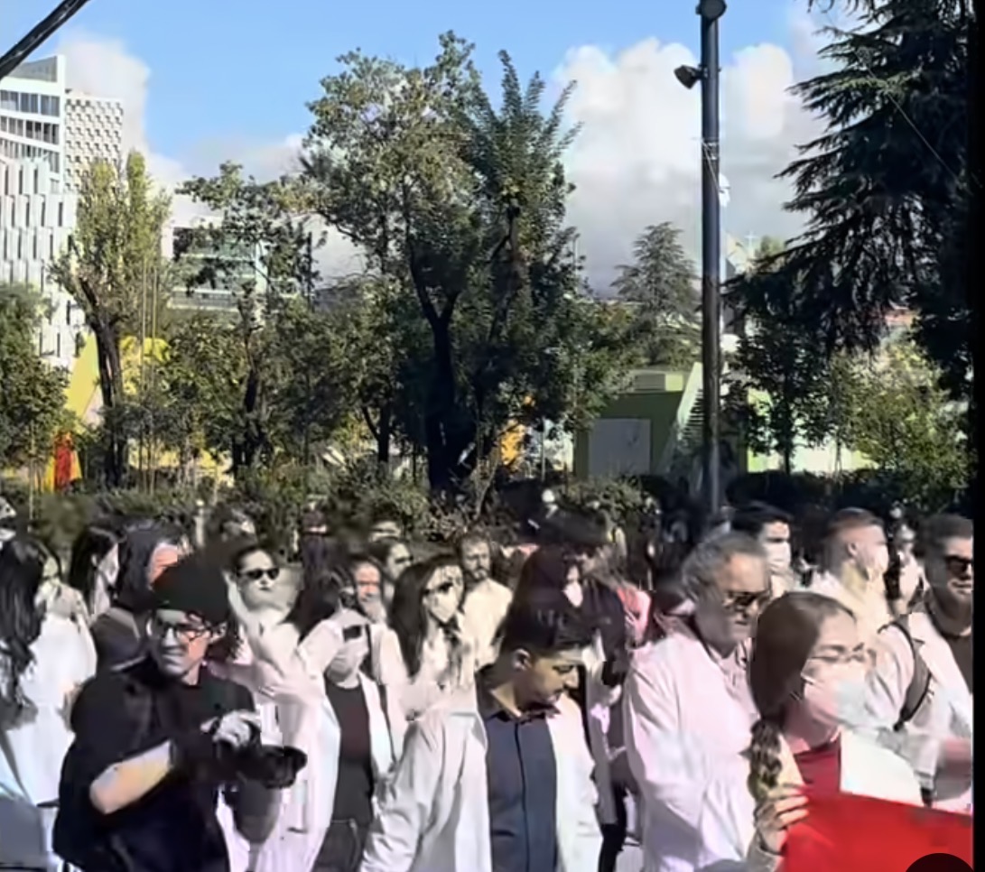 Mjekët dhe infermierët i bashkohen protestës në Tiranë   Dorëheqje Rama    bluzat e bardha kërkojnë qeveri tranzitore