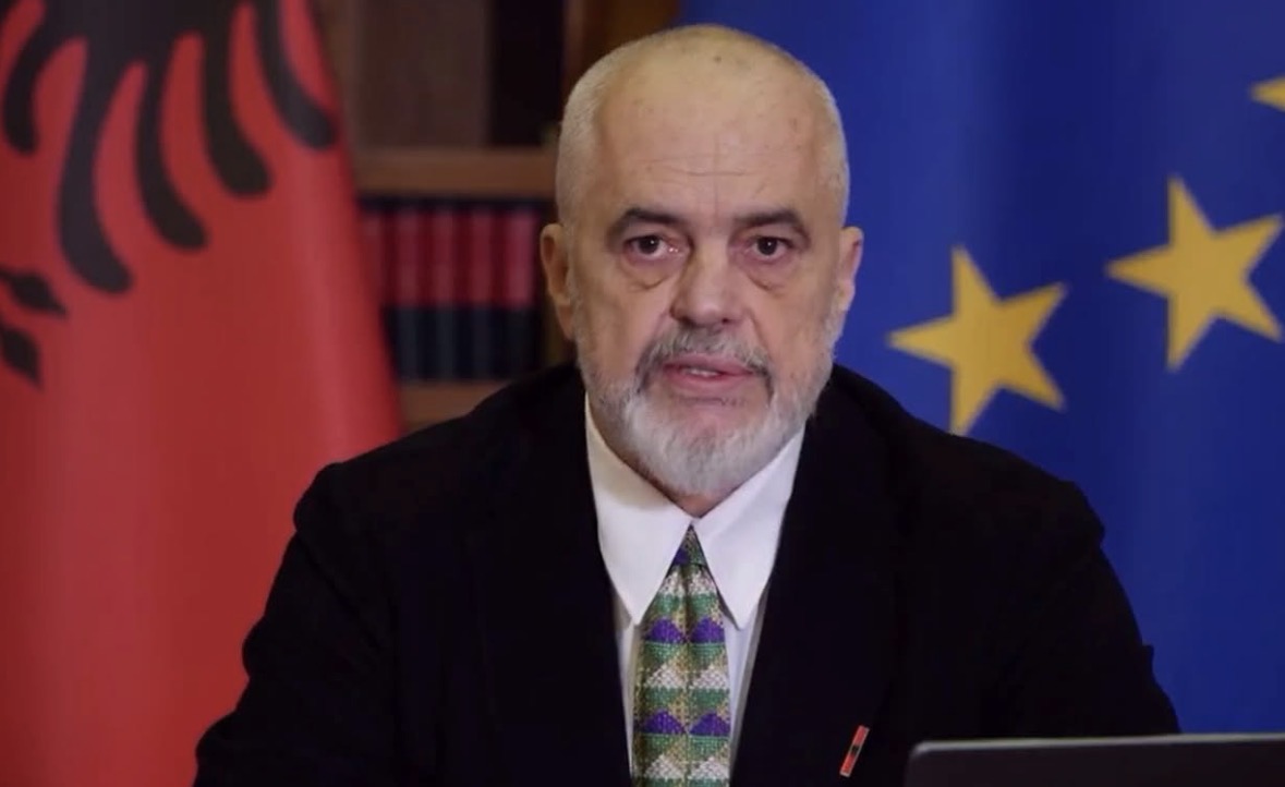 Rama publikon videon nga protesta   Studentë  JO  Pedagogë  JO  Po çfarë janë këta që duan vetëm rrëmujë   