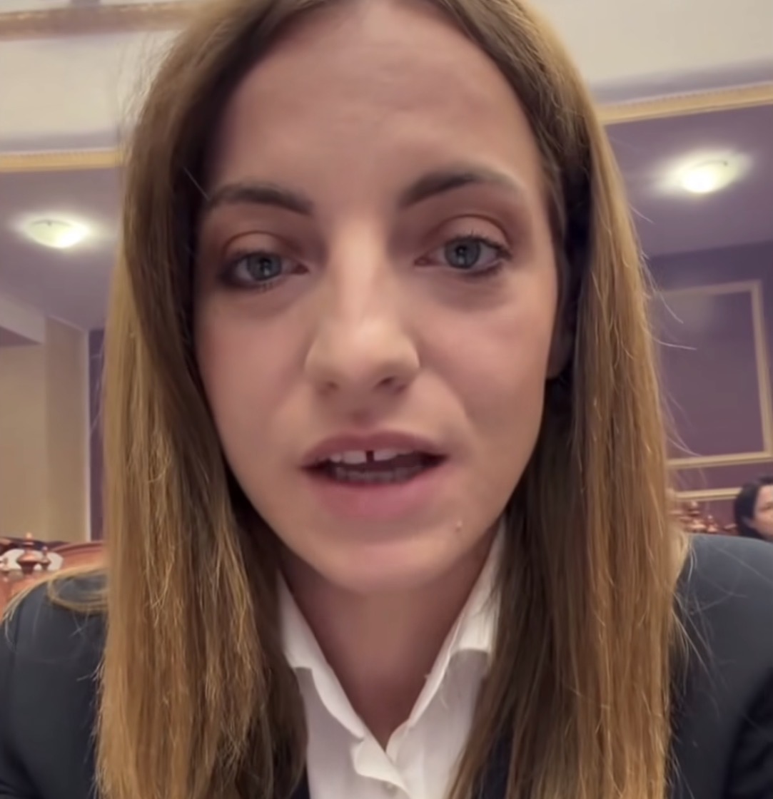 marjana-koceku-denoncon-kalimin-e-ligjeve-pa-debat-kuvendi-voton-17-ligje-me-shpejtesine-e-eres-mes-tensioneve-dhe-protestave