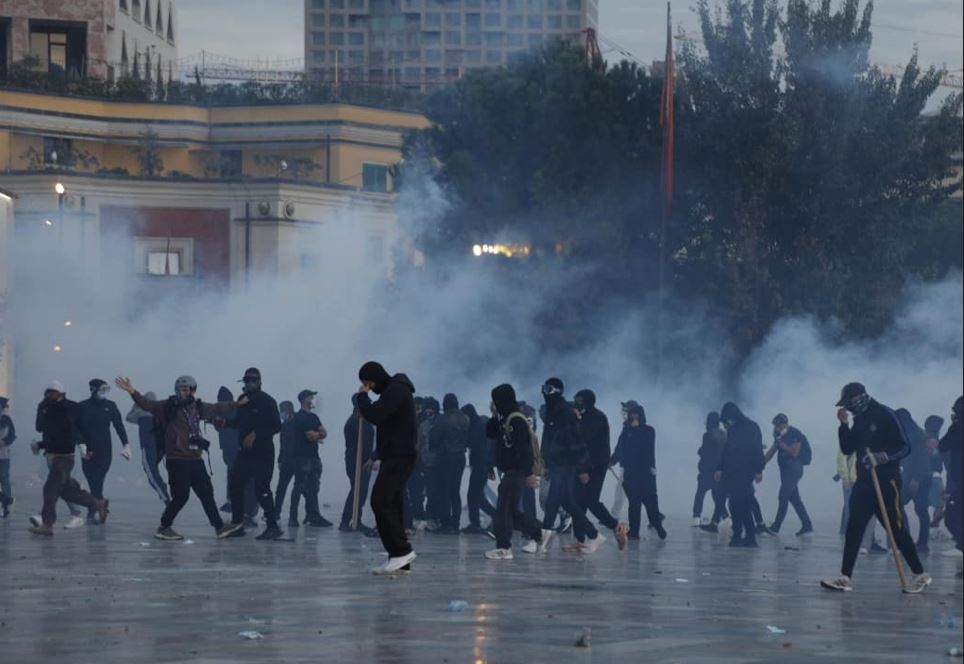 Përplasje e ashpër pranë Kryeministrisë  Policia përdor spraj me piper drejt protestuesve  ndërhyn edhe autoboti